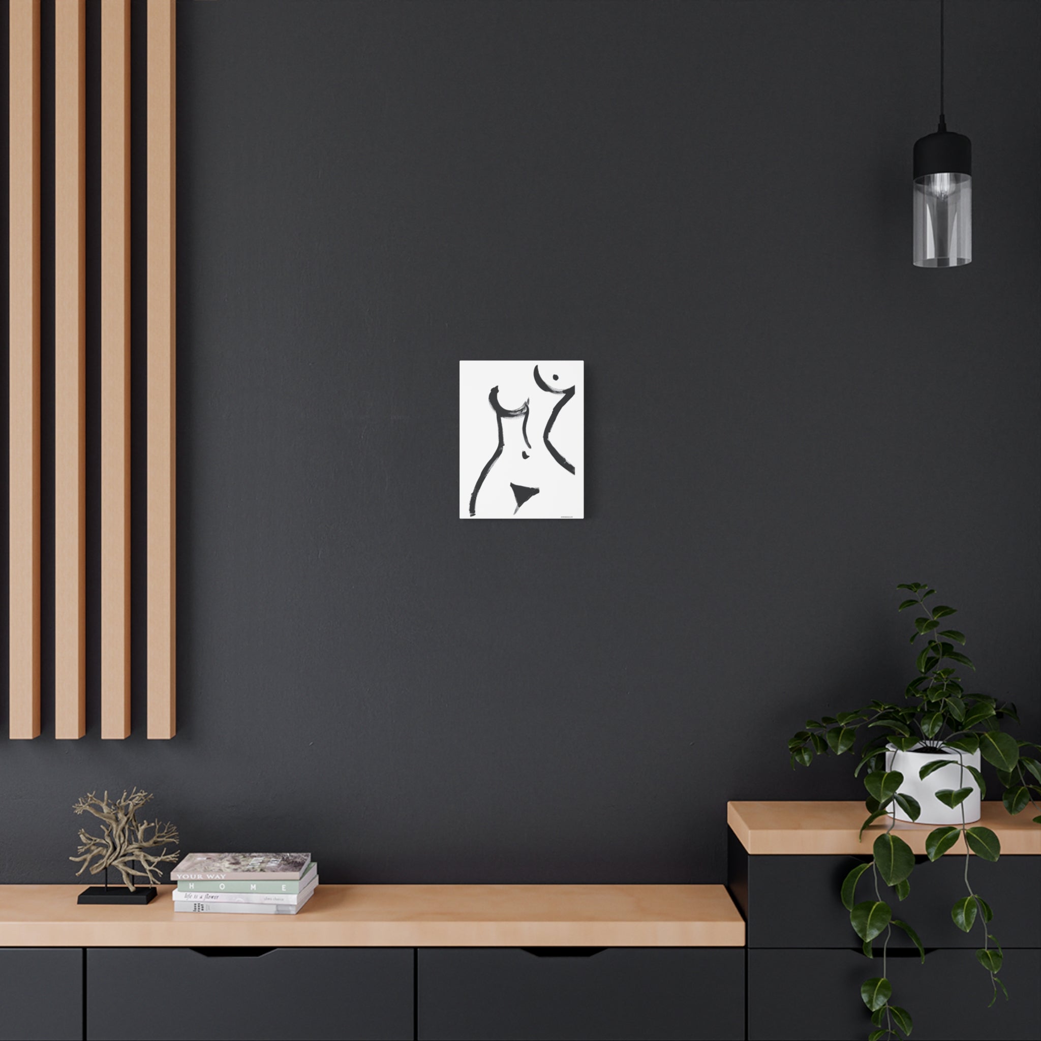 Toile minimaliste à coups de pinceau noirs représentant une figure féminine