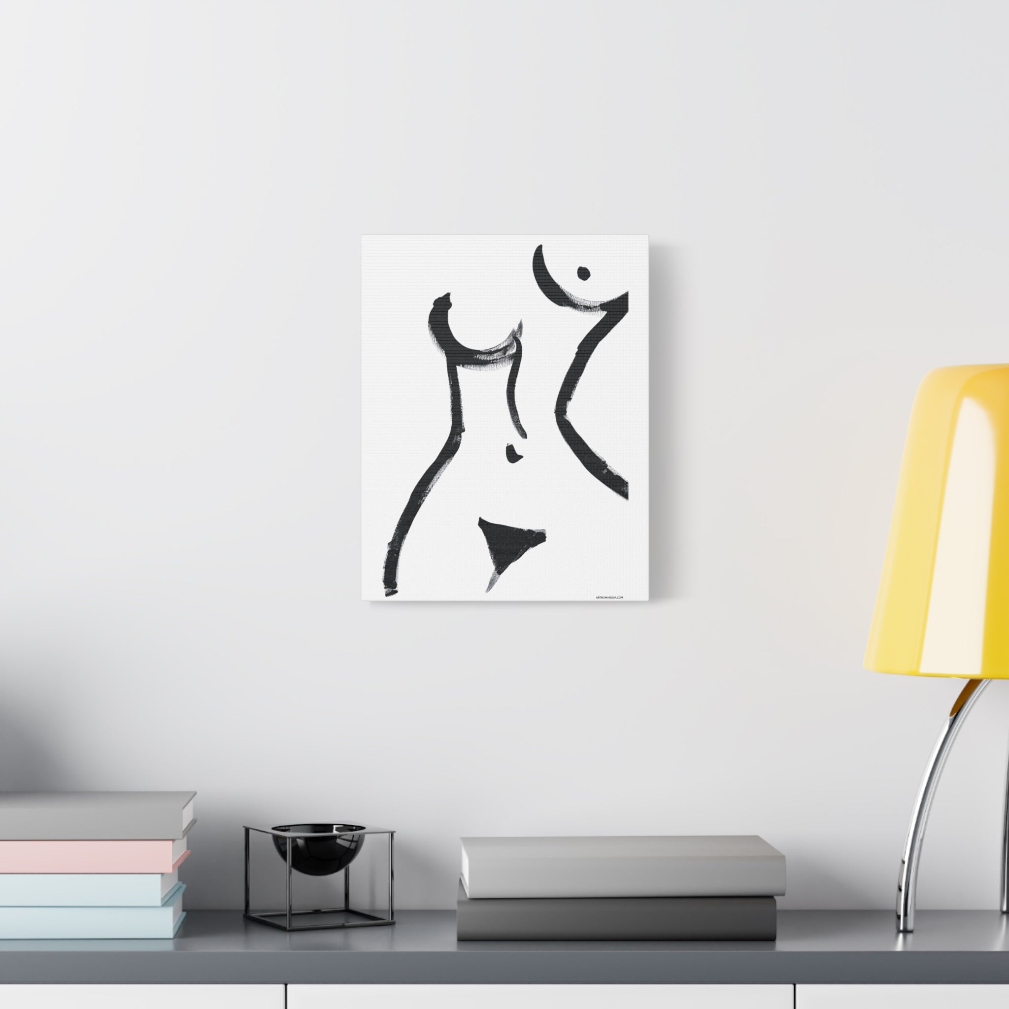 Toile minimaliste à coups de pinceau noirs représentant une figure féminine