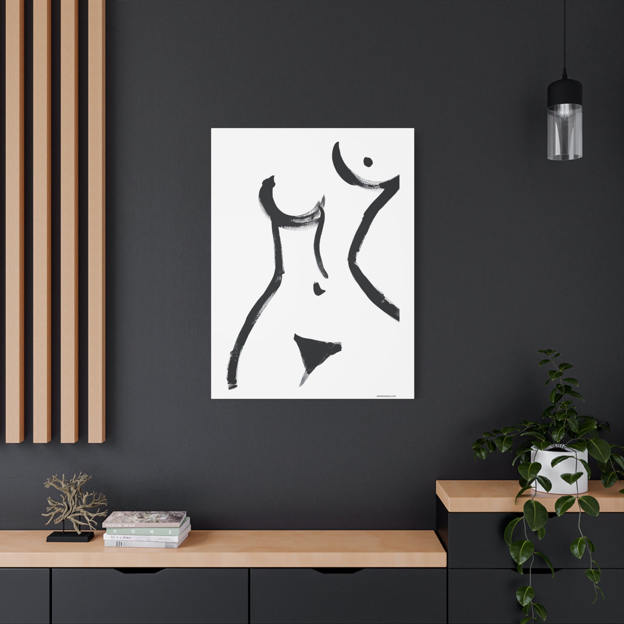 Toile minimaliste à coups de pinceau noirs représentant une figure féminine