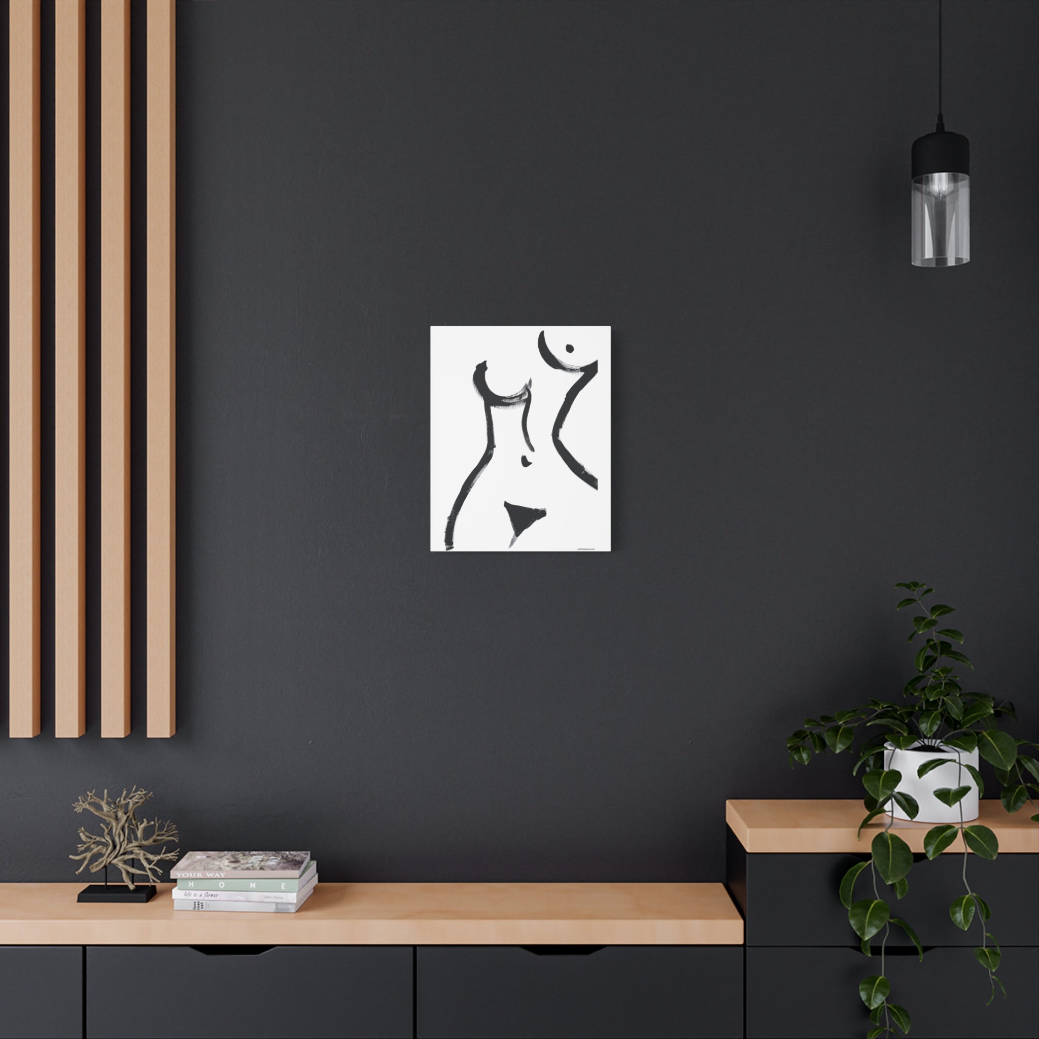 Toile minimaliste à coups de pinceau noirs représentant une figure féminine