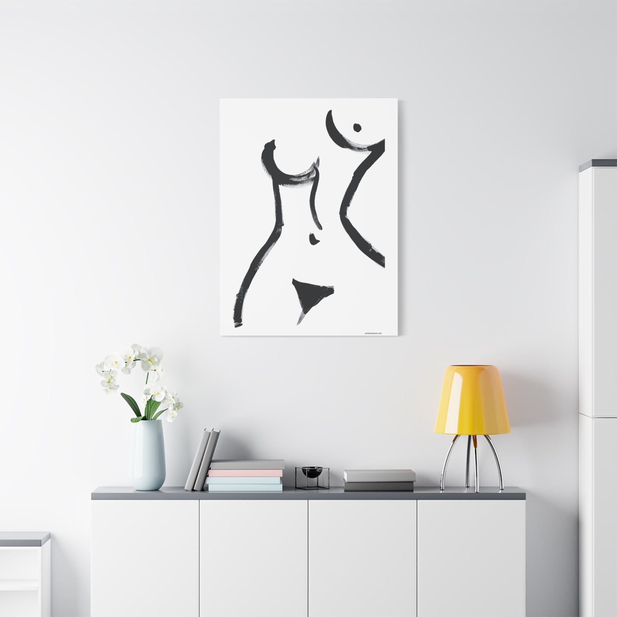 Toile minimaliste à coups de pinceau noirs représentant une figure féminine