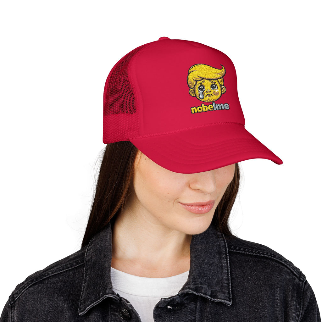 Casquette trucker satirique pop art, personnage de dessin animé, visage de blonde en pleurs | Casquette trucker en mousse brodée