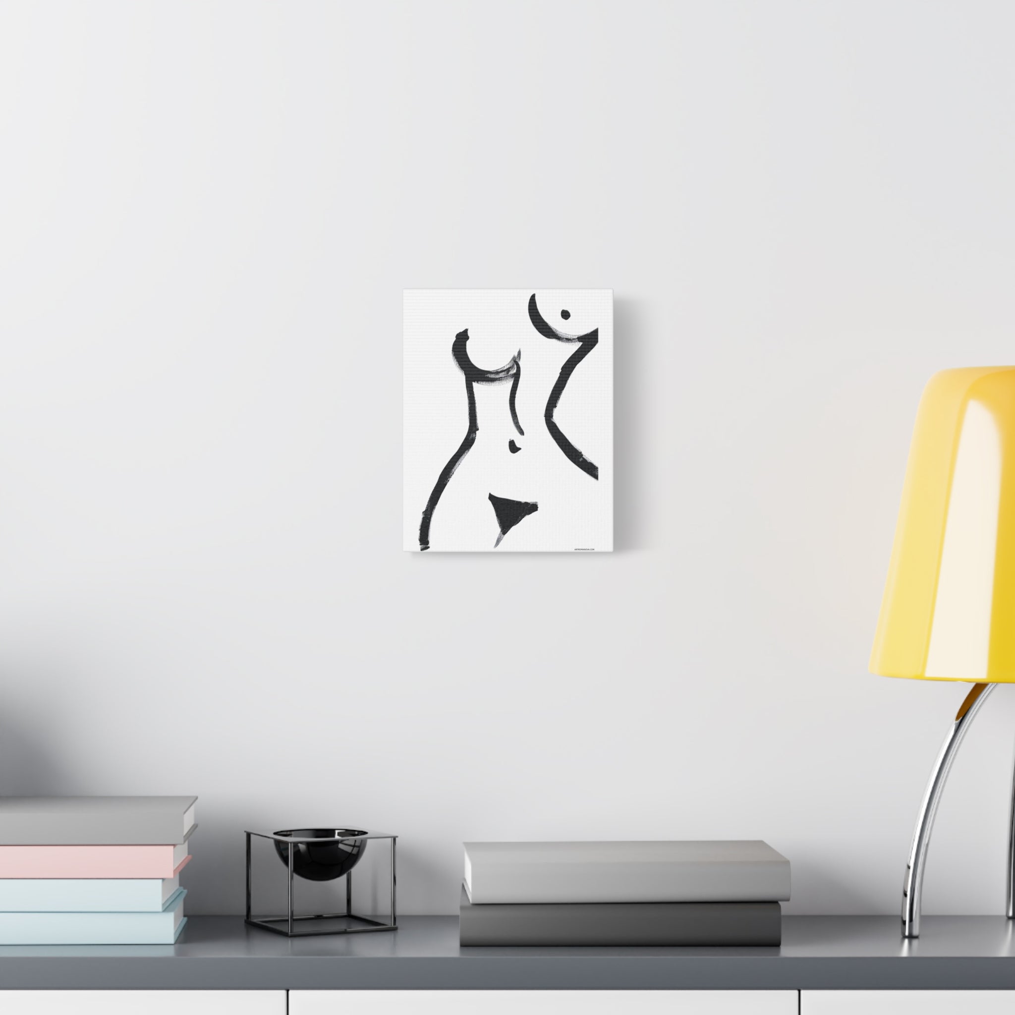 Toile minimaliste à coups de pinceau noirs représentant une figure féminine
