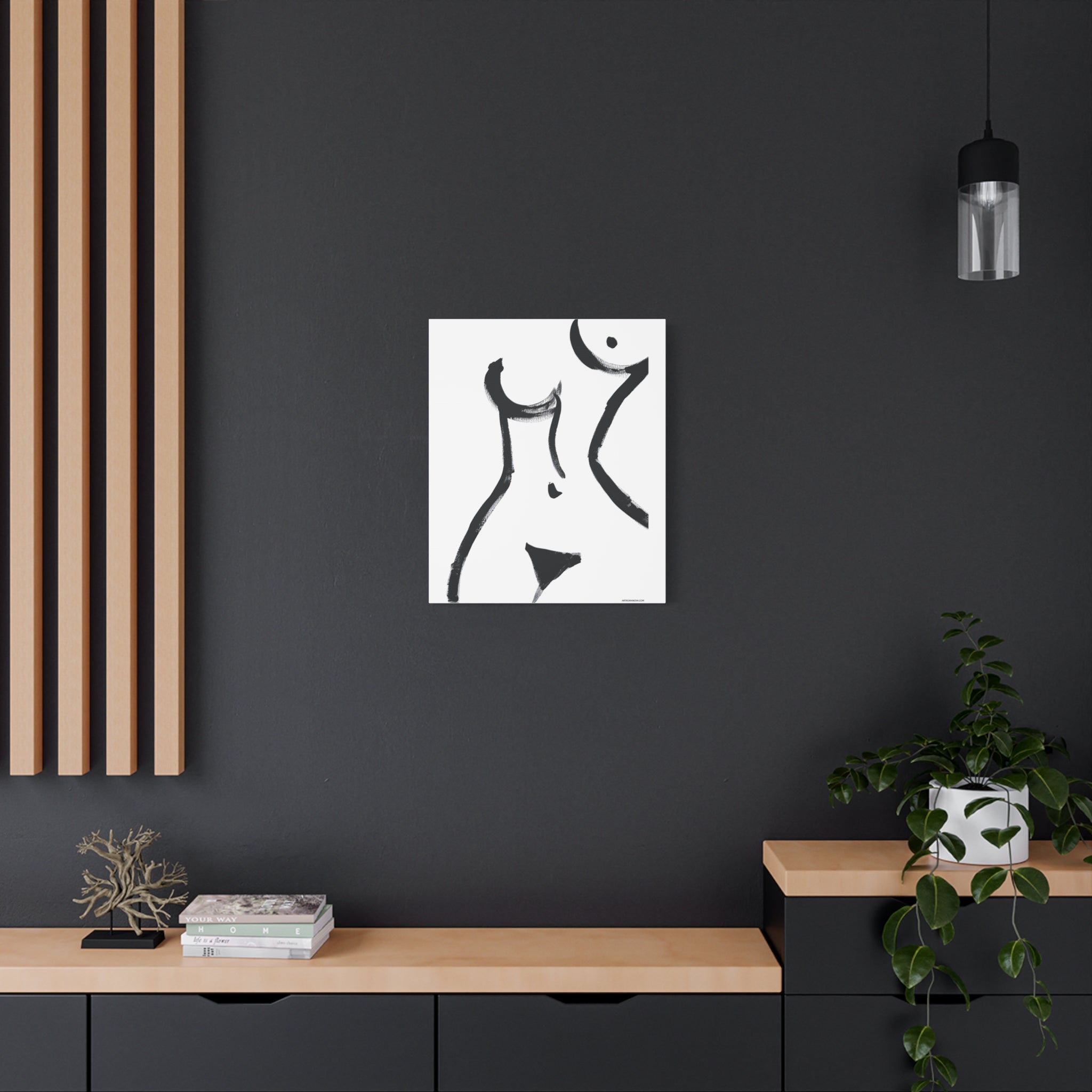 Toile minimaliste à coups de pinceau noirs représentant une figure féminine