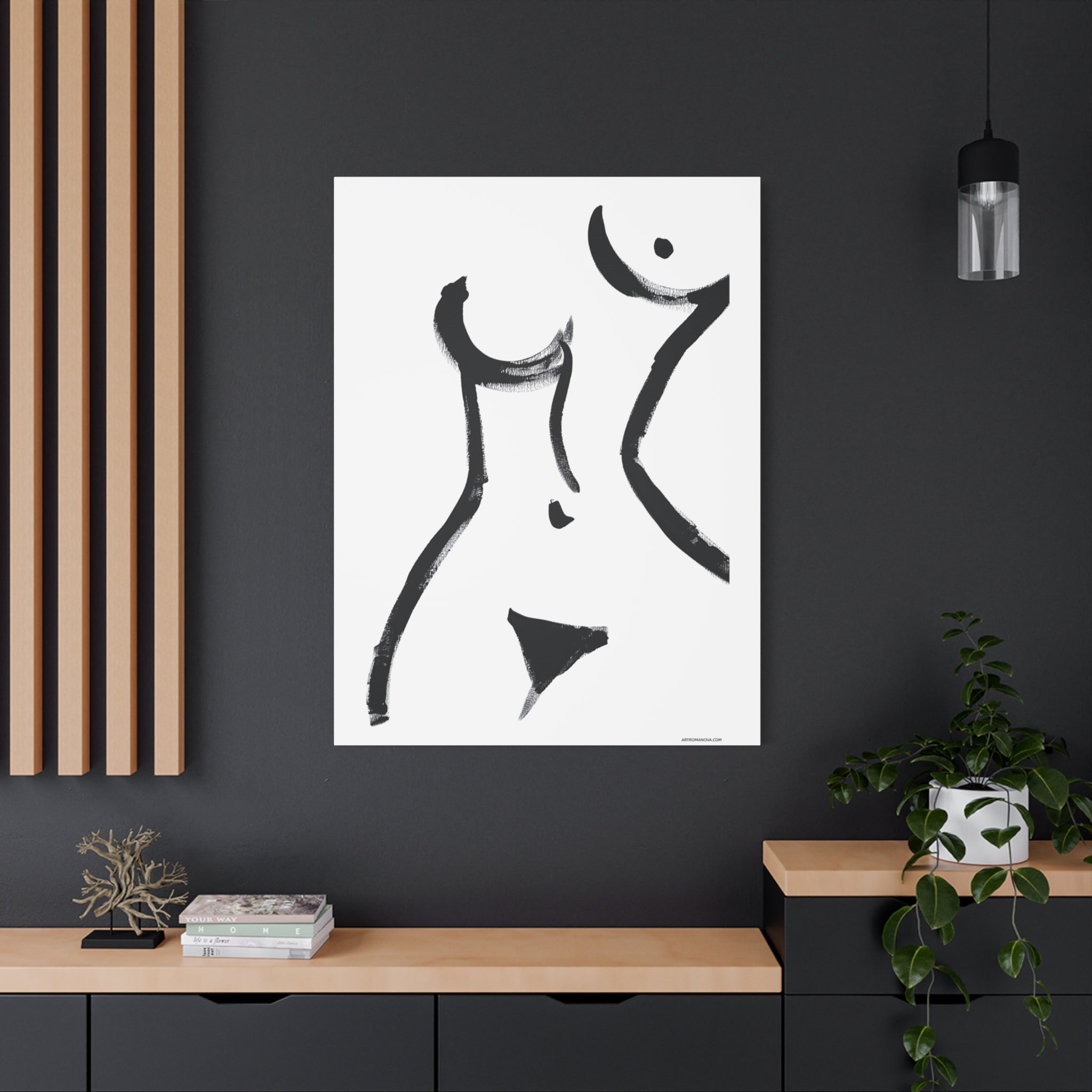 Toile minimaliste à coups de pinceau noirs représentant une figure féminine